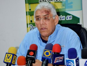 Antonio Barreto Sira, candidate of the MUD for Anzoategui. The photo comes from his press conference after surviving a helicopter crash. 
