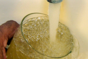 Valencia's tea-colored tap water, now with more aluminum!