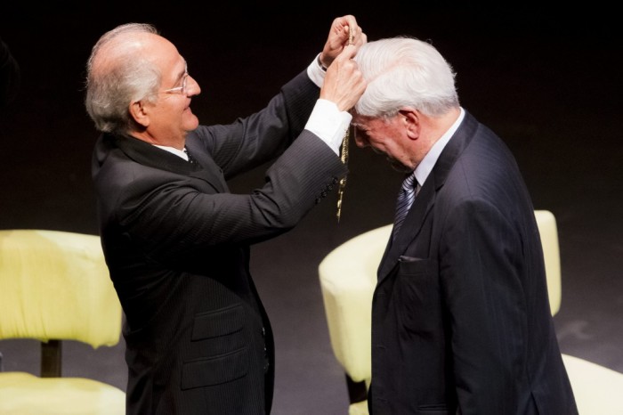 Vargas-Llosa-más-emocionado-por-recibir-bandera-venezolana-que-premio-Nobel
